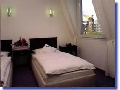 Cerano Am Dom Hotell 3*